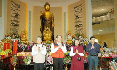 許明財參加納骨堂春祭法會(圖)