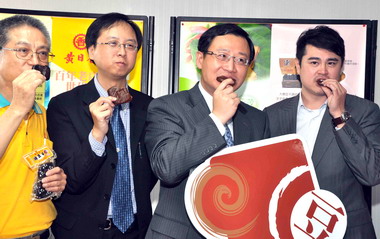 吳志揚吃大溪豆干證明安全無虞(圖)