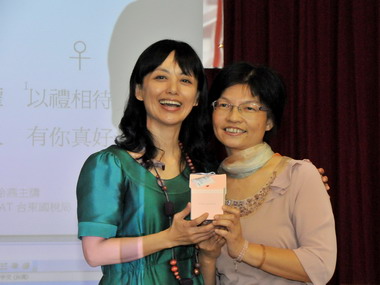 陳怜燕兩性平權專題演講並捐款勵馨(圖)