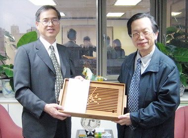 任內貢獻多 省府致贈前主席張進福紀念品(圖)