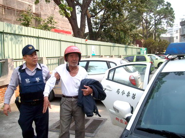 老翁身體不適街上排徊巡警助其返家(圖)