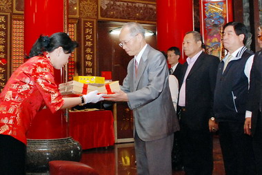 林政則至花蓮皇都城隍廟參拜祈福(圖)