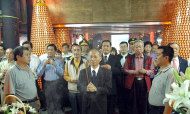 林政則回娘家至城隍廟祈求國泰民安(圖)