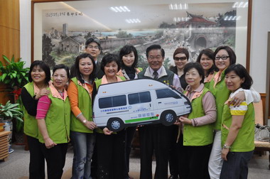 台北逸仙扶輪社捐贈澎湖縣復康巴士(圖)