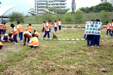 水里商工教官帶領同學實施社區服務(圖)