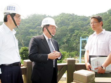 張通榮勘查暖暖吊橋復原情形(圖)