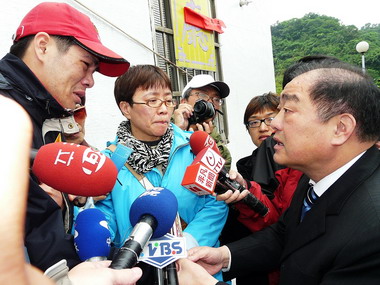 張通榮慰問國道3號走山意外罹難者家屬(圖)