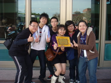 修平松月書法社 蟬連全國社團評鑑特優獎(圖)