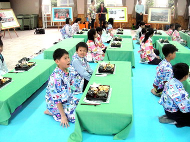 邱鏡淳體驗新港國小日式營養午餐(圖)