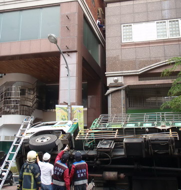工安意外-工人受困15公尺高樓(圖)
