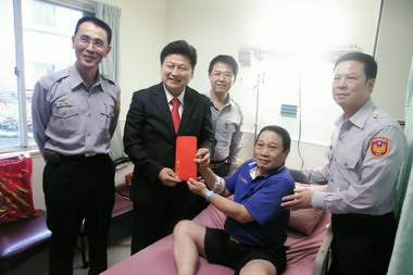 傅崐萁今頒獎表揚逮捕開槍煙毒犯有功人員(圖)