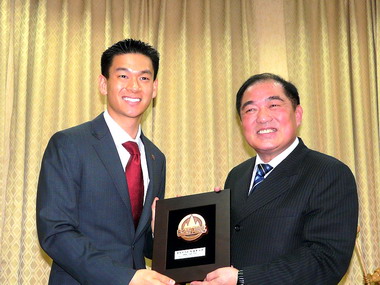 張通榮接見來訪金寶市長羅達倫(圖)