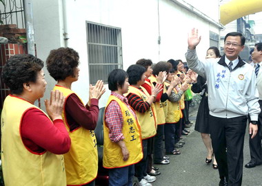 平鎮市金星里四社區獲治安認證標章(圖)