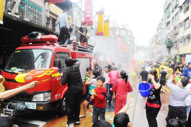 中和潑水節熱鬧登場(圖)