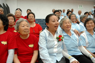 張花冠宣佈今年重陽節開始發放369敬老金(圖)