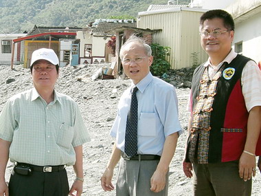 台灣省主席林政則訪視花東地區(圖)