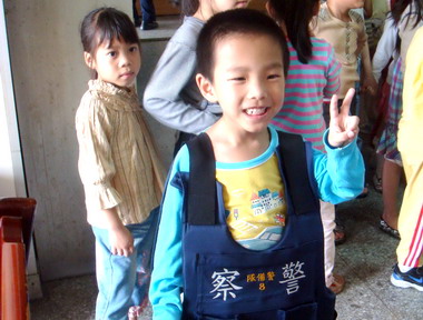 小朋友訪警局好奇聲連連(圖)