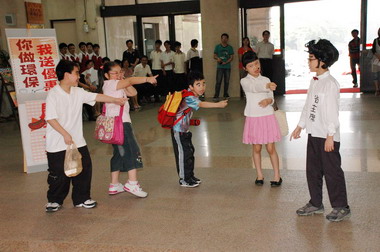 邱鏡淳授旗中等學校運動會(圖)