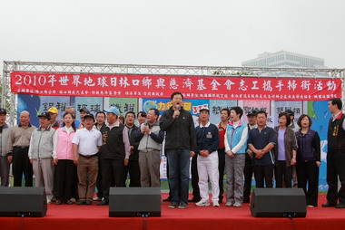 響應世界地球日 林口鄉民、慈濟志工掃街(圖)