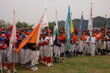 邱鏡淳著裝參加傳福盃北區軟式少棒開幕(圖)