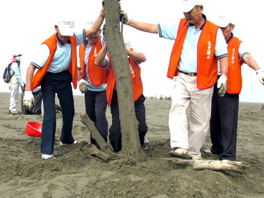 南縣辦理黑面琵鷺保護區淨灘行動(圖)