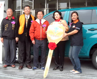 冠軍建材贈行動車予偏遠地區遲緩兒(圖)