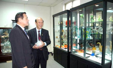 許明財拜訪春池玻璃公司推產地認證(圖)