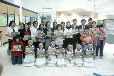 富邦文教基金會贈書儀式(圖)