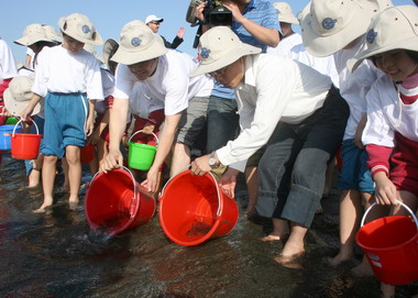 「放游趣」海岸新生魚苗放流 落實海洋保育(圖)