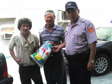 虎尾警、退休義警、志工發送白米救濟(圖)