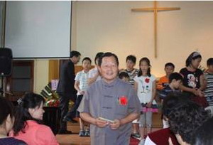 劉政鴻與基督教友們共渡母親節(圖)