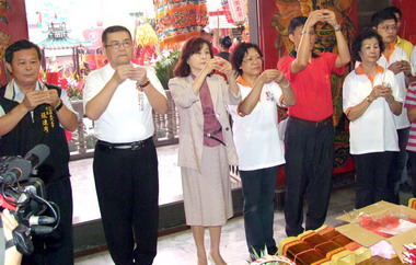 斗六媽祈福遶境蘇治芬恭請開基媽登鑾轎(圖)