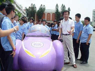 「紫色樹蛙」氫能車明道登場學子爭相試乘(圖)