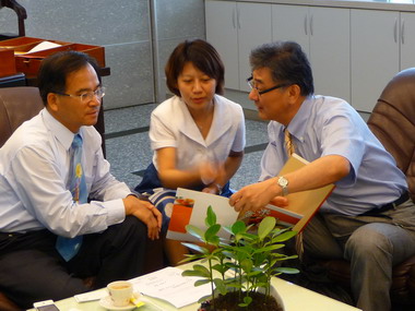 蘇煥智接見日本經濟新聞記者後藤康浩(圖)