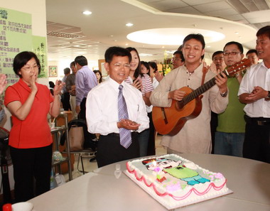 縣府員工為縣長楊秋興加油打氣(圖)