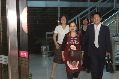 愛心菜販陳樹菊由黃健庭陪同9日榮歸台東(圖)