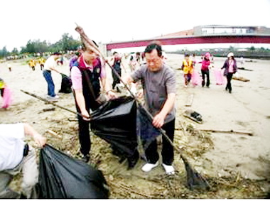 龍鳳漁港沿岸擴大淨灘活動(圖)