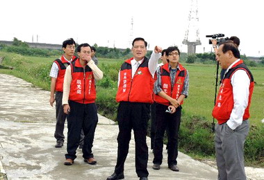 許明財視察頭前溪高灘地運動休閒場(圖)