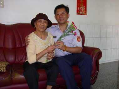 母親節前夕  警所送溫馨  阿嬤足感心(圖)