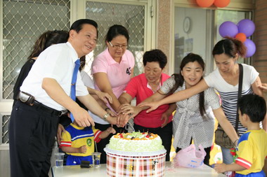 托兒所辦理母親節親子聯歡(圖)