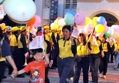 彰化首辦浴佛花車踩街(圖)