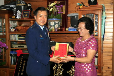 洪秀卿當選國軍99年度模範母親(圖)