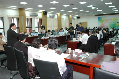 生醫園蓋防疫中心邱鏡淳：不惜帶頭抗爭(圖)