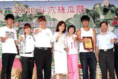 斗六絲瓜節蘇治芬祝賀料理絲瓜得獎者(圖)