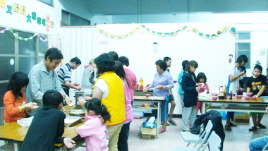 信義家扶彩虹工作站辦親子活動(圖)