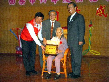 苗市表揚模範母親(圖)