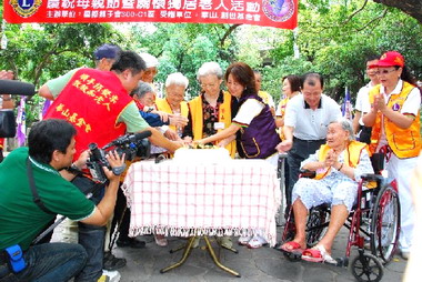 獅友創世義工相伴7旬嬤母親節不孤單(圖)