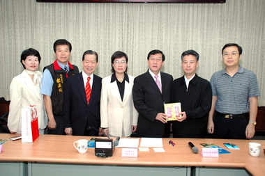 廣東副秘書長拜訪邱鏡淳(圖)