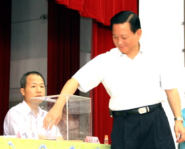 集集19屆鎮民代表及里長候選人號次抽定(圖)