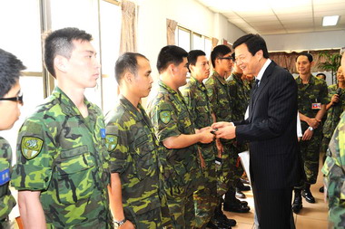 周錫瑋慰問關渡陸軍(圖)